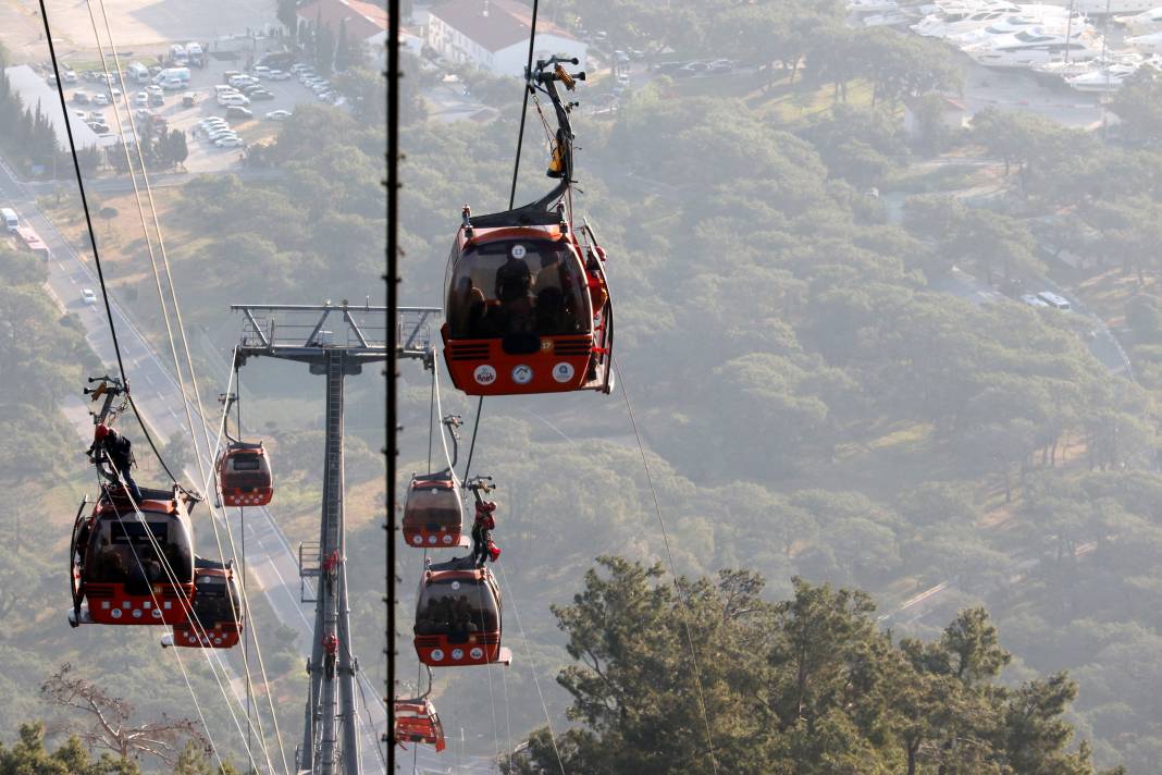 Antalya'daki Teleferik Kazasından Nefes Kesen Görüntüler! Beşik Gibi Sallanan Kabinlerde Metrelerce Yükseklikte Zamanla Yarış 12